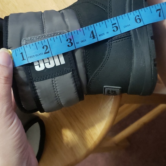 Uggs unisex boot size 13 - Picture 11 of 11